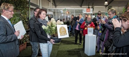 Overhandiging aan Saskia Janssen van Valkplant BV